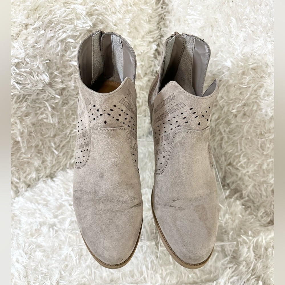 Crown Vintage Tan Suede Booties Women’s Size 8.5